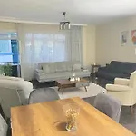 Comfy - Spacious Flat On The Kadikoey Seaside