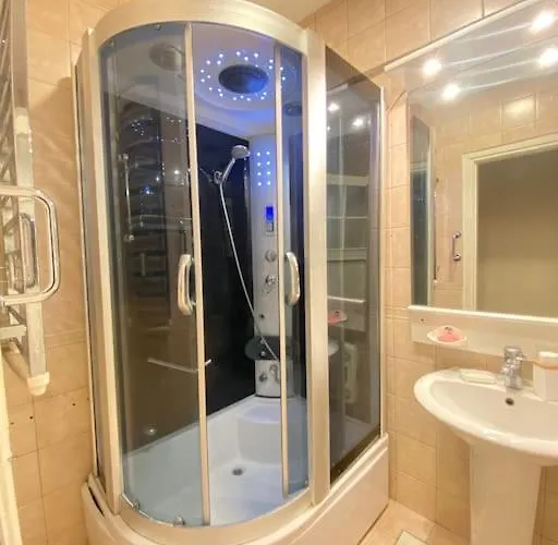 Comfy - Spacious Flat On The Kadikoey Seaside Apartment *