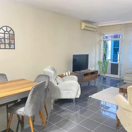 Comfy - Spacious Flat On The Kadikoey Seaside Stambuł