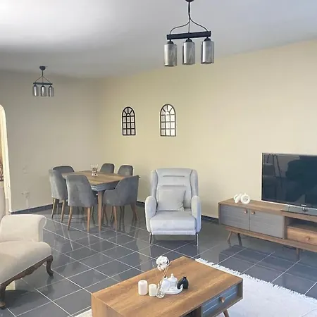 Comfy - Spacious Flat On The Kadikoey Seaside *